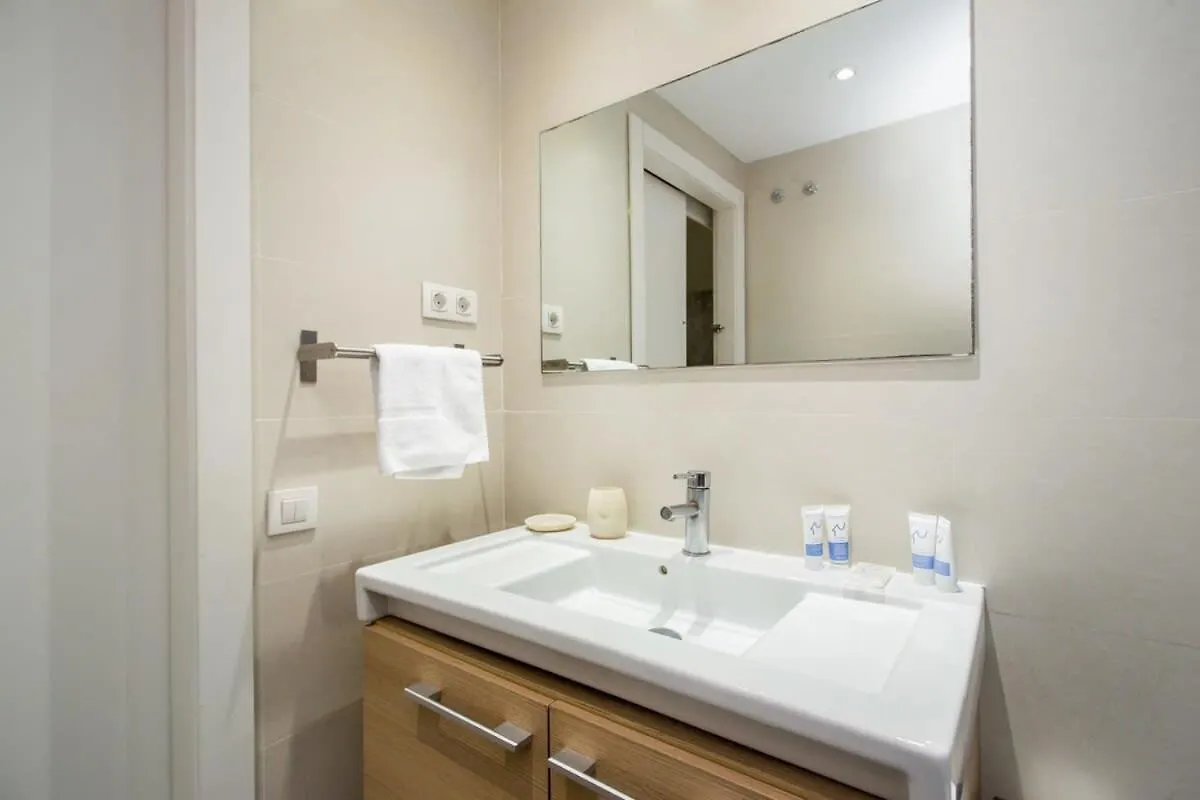 Bright And Modern 4Bedroom With Terrace In Las Ramblas P1 バルセロナ 0*,  スペイン